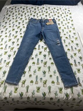 Levi’s 720 High-Rise Super Skinny Women’s Blue Jeans Red Tab Size 31X30 NWT